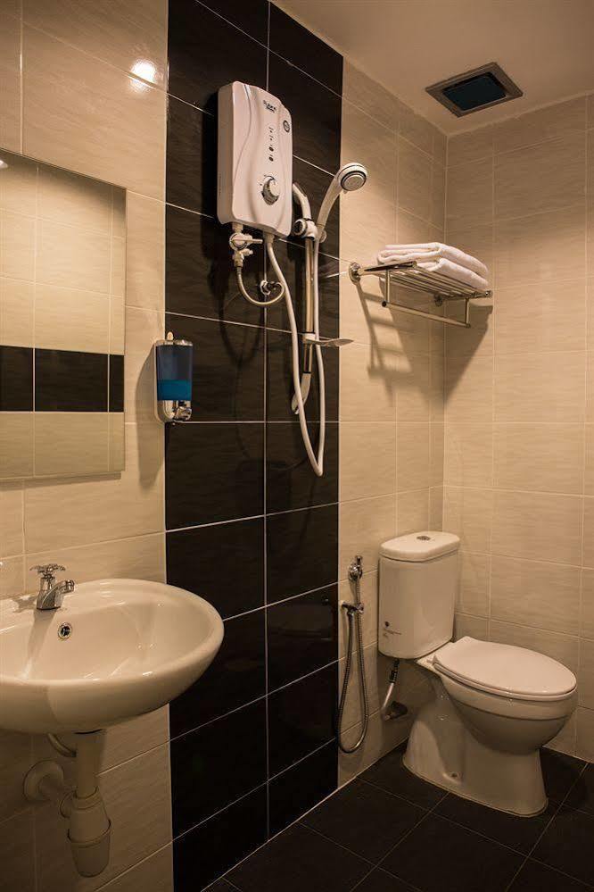 פטלין ג'איה De Jaya Hotel מראה חיצוני תמונה